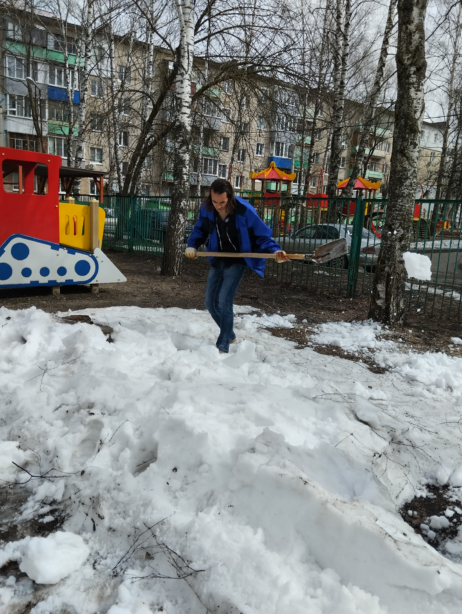 03.04.24 в рамках волонтёрской деятельности студенты каф. СЛПиМ, гр.22МОС1 Бижанов Дмитрий, Юрасов Артем и гр.21 МОЛ1 Сластухин Владислав оказали помощь в рыхлении снега МБДОУ детскому саду №109, г. Пензы Планета детства.